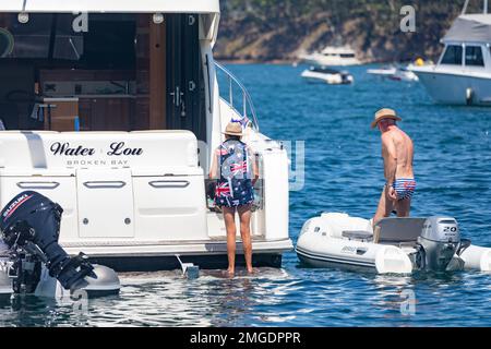 Sydney, Australia. Giovedì 26th gennaio 2023. I proprietari di barche celebrano l'Australia Day in acqua a Pittwater Sydney, battendo bandiere australiane sulle loro barche e in alcuni casi indossando abiti patriottici australiani. Le prove mostrano un interesse in calo in questa giornata nazionale, in particolare tra le generazioni più giovani. Credit: martin berry/Alamy Live News Credit: martin berry/Alamy Live News Foto Stock