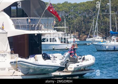 Sydney, Australia. Giovedì 26th gennaio 2023. I proprietari di barche celebrano l'Australia Day in acqua a Pittwater Sydney, battendo bandiere australiane sulle loro barche e in alcuni casi indossando abiti patriottici australiani. Le prove mostrano un interesse in calo in questa giornata nazionale, in particolare tra le generazioni più giovani. Credit: martin berry/Alamy Live News Credit: martin berry/Alamy Live News Foto Stock