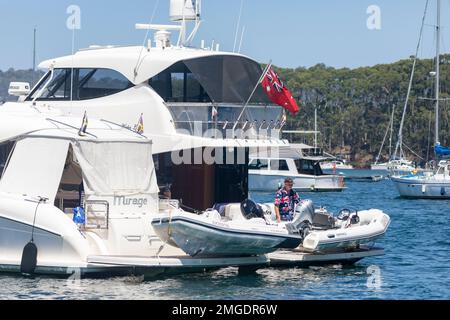 Sydney, Australia. Giovedì 26th gennaio 2023. I proprietari di barche celebrano l'Australia Day in acqua a Pittwater Sydney, battendo bandiere australiane sulle loro barche e in alcuni casi indossando abiti patriottici australiani. Le prove mostrano un interesse in calo in questa giornata nazionale, in particolare tra le generazioni più giovani. Credit: martin berry/Alamy Live News Credit: martin berry/Alamy Live News Foto Stock