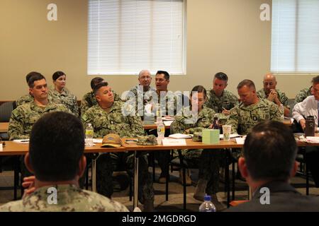 Ronald Piret, Comandante, Meteorologia Navale e Oceanografia Command tiene una conferenza dei Comandanti al Centro spaziale Stennis il 23 agosto 2022. Il comando Naval Meteorology and Oceanography dirige e supervisiona oltre 2.500 militari e civili distribuiti in tutto il mondo che raccolgono, elaborano e sfruttano le informazioni ambientali per assistere i comandanti della flotta e dei giunti in tutte le aree di guerra per prendere decisioni migliori più velocemente dell'avversario. Foto Stock