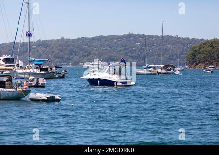 Sydney, Australia. Giovedì 26th gennaio 2023. I proprietari di barche celebrano l'Australia Day in acqua a Pittwater Sydney, battendo bandiere australiane sulle loro barche e in alcuni casi indossando abiti patriottici australiani. Le prove mostrano un interesse in calo in questa giornata nazionale, in particolare tra le generazioni più giovani. Credit: martin berry/Alamy Live News Credit: martin berry/Alamy Live News Foto Stock