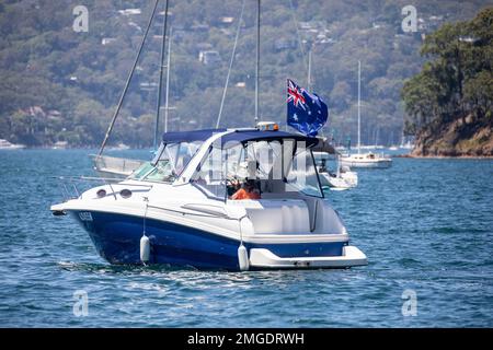 Sydney, Australia. Giovedì 26th gennaio 2023. I proprietari di barche celebrano l'Australia Day in acqua a Pittwater Sydney, battendo bandiere australiane sulle loro barche e in alcuni casi indossando abiti patriottici australiani. Le prove mostrano un interesse in calo in questa giornata nazionale, in particolare tra le generazioni più giovani. Credit: martin berry/Alamy Live News Credit: martin berry/Alamy Live News Foto Stock