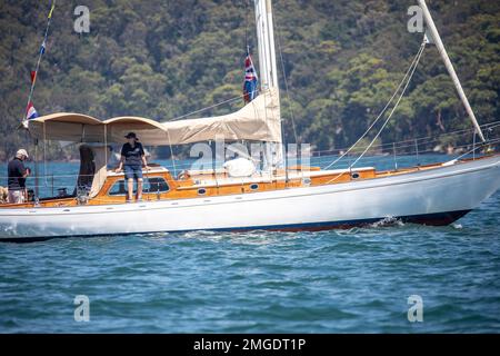 Sydney, Australia. Giovedì 26th gennaio 2023. I proprietari di barche celebrano l'Australia Day in acqua a Pittwater Sydney, battendo bandiere australiane sulle loro barche e in alcuni casi indossando abiti patriottici australiani. Le prove mostrano un interesse in calo in questa giornata nazionale, in particolare tra le generazioni più giovani. Credit: martin berry/Alamy Live News Credit: martin berry/Alamy Live News Foto Stock