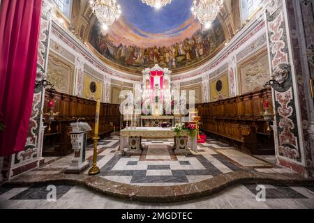 Altare, arredi interni e soffitti dipinti ad arte all'interno della chiesa Santuario di San Francesco da Paola nel comune di Milazzo. Foto Stock