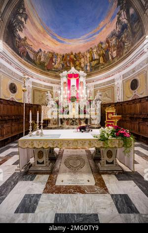 Altare, arredi interni e soffitti dipinti ad arte all'interno della chiesa Santuario di San Francesco da Paola nel comune di Milazzo. Foto Stock