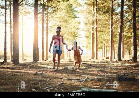 Fare una piacevole passeggiata attraverso la natura. una madre e la figlia camminano nei boschi. Foto Stock