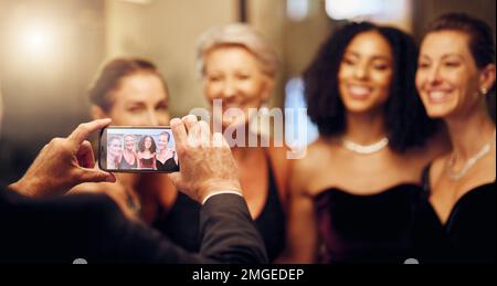 Telefono, fotografia o amici in una festa in celebrazione di obiettivi o il nuovo anno in un elegante evento notturno di lusso. Le ragazze, lo schermo o le donne felici scattano le foto Foto Stock