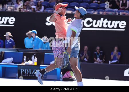 Melbourne, Australia. 26th Jan, 2023. Ricky Hijikata e Jason Kubler d'Australia festeggiano la sconfitta di Marcel Granollers di Spagna e Horacio Zeballos d'Argentina nella semifinale del doppio 6-4 6-2, Day 11 all'Australian Open Tennis 2023 alla Rod Laver Arena di Melbourne, Australia, il 26 gennaio 2023. Foto di Peter Dovgan. Solo per uso editoriale, licenza richiesta per uso commerciale. Non è utilizzabile nelle scommesse, nei giochi o nelle pubblicazioni di un singolo club/campionato/giocatore. Credit: UK Sports Pics Ltd/Alamy Live News Foto Stock