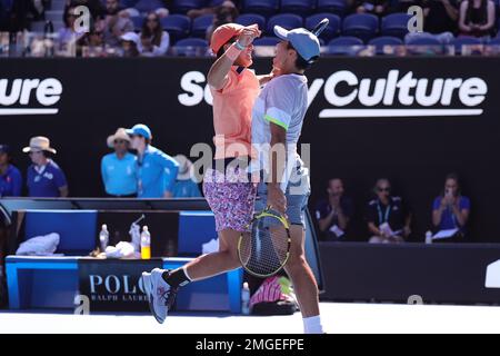 Melbourne, Australia. 26th Jan, 2023. Ricky Hijikata e Jason Kubler d'Australia festeggiano la sconfitta di Marcel Granollers di Spagna e Horacio Zeballos d'Argentina nella semifinale del doppio 6-4 6-2, Day 11 all'Australian Open Tennis 2023 alla Rod Laver Arena di Melbourne, Australia, il 26 gennaio 2023. Foto di Peter Dovgan. Solo per uso editoriale, licenza richiesta per uso commerciale. Non è utilizzabile nelle scommesse, nei giochi o nelle pubblicazioni di un singolo club/campionato/giocatore. Credit: UK Sports Pics Ltd/Alamy Live News Foto Stock