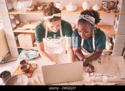 Negozio di ceramica, ceramica e team con computer portatile per commercio al dettaglio ecommerce, servizio di shopping online o vendita di sculture ordine. Workshop creativo, diversità Foto Stock