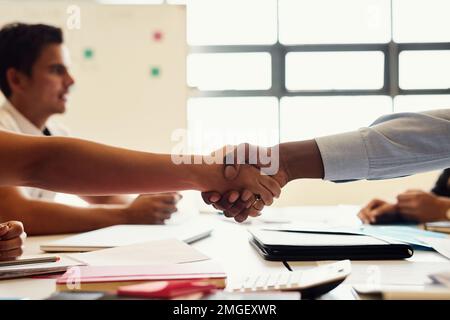 Siamo più forti insieme, quindi saremo sempre separati. dipendenti creativi che si riuniscono in un ufficio moderno. Foto Stock