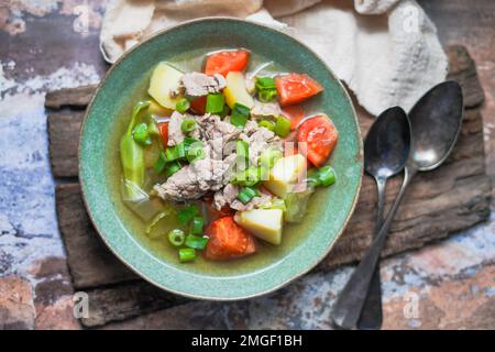 SOP Daging è una zuppa indonesiana chiara con manzo e verdure Foto Stock