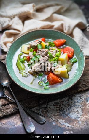 SOP Daging è una zuppa indonesiana chiara con manzo e verdure Foto Stock