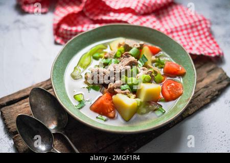 SOP Daging è una zuppa indonesiana chiara con manzo e verdure Foto Stock