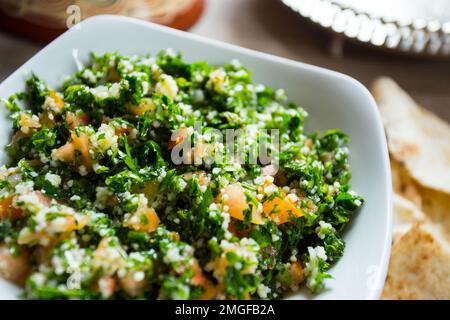 Tabuleh è una tipica insalata di cucina shami o Levantine, composta da prezzemolo tritato, bulgur e altri ingredienti. E' uno dei più tradizionali Foto Stock