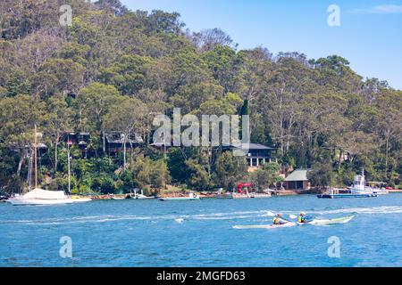 Scotland Island Pittwater Sydney, coppia con la loro pagaia in tandem Mirage 730 lungo le rive di Scotland Island, Sydney, Australia Foto Stock