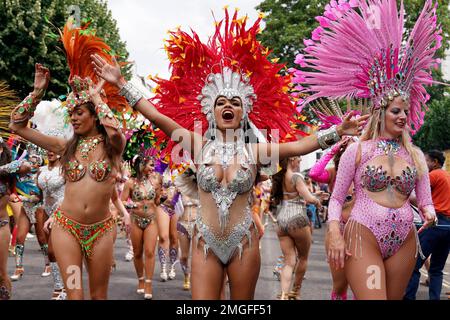 Foto del file datata 29/08/22 degli artisti al Notting Hill Carnival di Londra. Un'attivista femminile conosciuta come lo "spirito fondatore" del Carnevale di Notting Hill è tra le persone il cui posto nella storia sarà segnato con una targa blu quest'anno. Claudia Jones, che ha aperto la strada al festival caraibico di Londra, fa parte del gruppo di persone culturalmente significative del patrimonio inglese, le cui ex case saranno commemorate nel 2023. Foto Stock