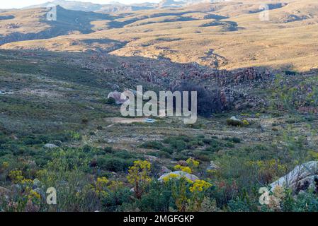 SANDDRIF, SUD AFRICA - 7 SETTEMBRE 2022: Vista dal sentiero all'inizio del sentiero Wolfberg Crices and Arch vicino a Sanddrif nel Western Cape Cederbe Foto Stock