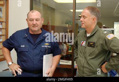 Vice ammiraglio Thad Allen e Capitano Bruce Jones - 26-HK-13-2. VADM Thad Allen e CAPT Bruce Jones in carica. Uragano Katrina Foto Stock