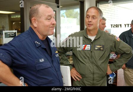 Vice ammiraglio Thad Allen e Capitano Bruce Jones - 26-HK-13-3. VADM Thad Allen e CAPT Bruce Jones in carica. Uragano Katrina Foto Stock