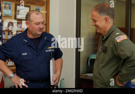 Vice ammiraglio Thad Allen e Capitano Bruce Jones - 26-HK-13-5. VADM Thad Allen e CAPT Bruce Jones in carica. Uragano Katrina Foto Stock