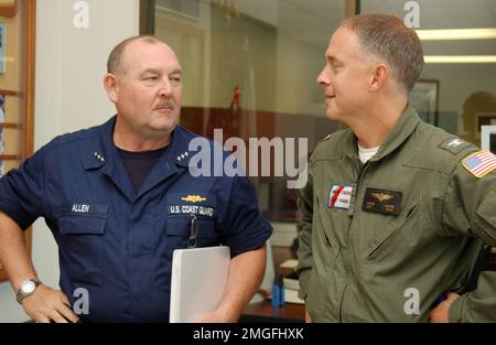 Vice ammiraglio Thad Allen e Capitano Bruce Jones - 26-HK-13-1. VADM Thad Allen e CAPT Bruce Jones in carica. Uragano Katrina Foto Stock