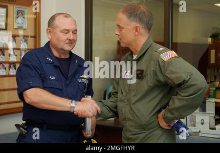 Vice ammiraglio Thad Allen e Capitano Bruce Jones - 26-HK-13-6. VADM Thad Allen e CAPT Bruce Jones in carica. Uragano Katrina Foto Stock