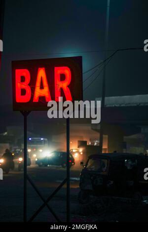 Bar cartello luminoso di colore rosso, cartello al neon per un bar, cartello al neon bar, cartello al neon BAR illumina la porta di un locale per bere di notte, un posto Foto Stock