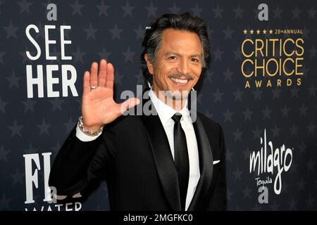 LOS ANGELES - 15 GENNAIO: Benjamin Bratt al 2023 Critics Choice Awards - Arrivi al Fairmont Century Plaza il 15 gennaio 2023 a Century City, California Foto Stock