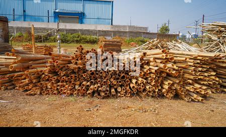 Bel legno mantenuto in modello creando uno sfondo, luogo di stoccaggio per tronchi di legno pila di tronchi di legno naturale sfondo con legno palo di tronchi timb Foto Stock