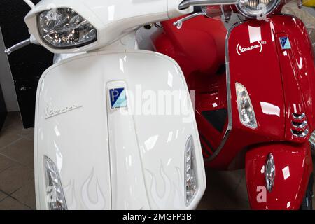 Bordeaux , Aquitaine France - 20 01 2023 : Vespa bianco rosso italiano marchio testo e logo segno anteriore dello scooter italiano moderno prodotto da Piaggio Foto Stock