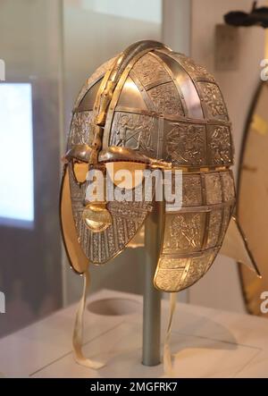 Replica del Sutton Hoo casco, parte di Sutton Hoo tesoro presso il British Museum di Londra, Regno Unito Foto Stock