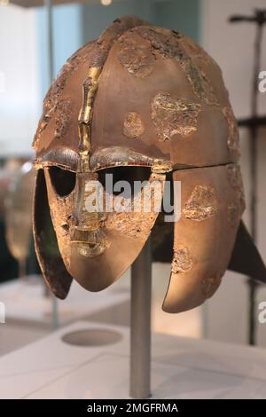 Il Sutton Hoo casco, parte di Sutton Hoo tesoro presso il British Museum di Londra, Regno Unito Foto Stock