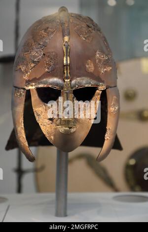 Il Sutton Hoo casco, parte di Sutton Hoo tesoro presso il British Museum di Londra, Regno Unito Foto Stock