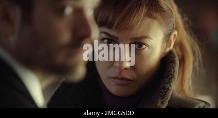 CHARLIE COX e OLGA KURYLENKO in TRADIMENTO (2022), diretto da SARAH o'GORMAN e LOUISE HOOPER. Credito: Televisione indipendente (ITV) / Album Foto Stock