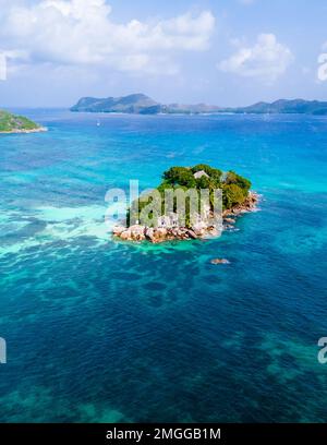 Vista dall'alto su una spiaggia tropicale alle Seychelles. Anse Volbert spiaggia Praslin con rocce massi di granito Foto Stock