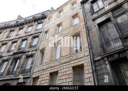 Facciata esterna dell'edificio di ristrutturazione prima e dopo la pulizia della casa di lavaggio muro con acqua a pressione industriale all'esterno della facciata Foto Stock