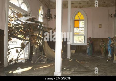 Guardia costiera sui danni delle scene - 26-HK-82-66. CG su danni scena--albero soffiato nella chiesa cattolica, 051021. Uragano Katrina Foto Stock