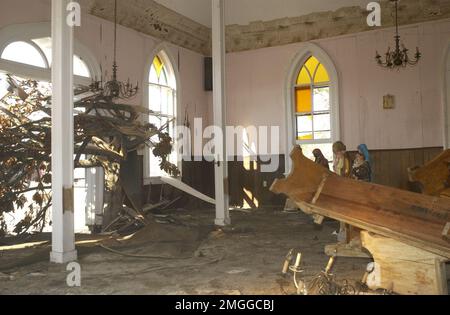 Guardia costiera sui danni delle scene - 26-HK-82-11. CG su danni scena-- albero soffiato nella chiesa cattolica, 051021. Uragano Katrina Foto Stock