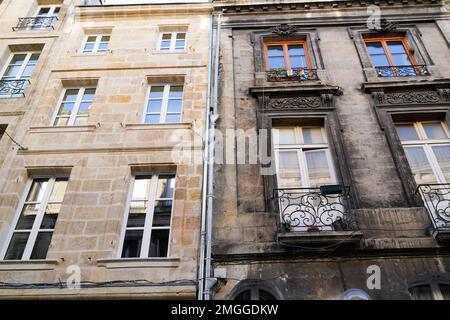 prima e dopo il confronto di facciate pulite edificio con la differenza tra due facciata casa Foto Stock