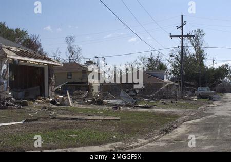 Conseguenze - varie - 26-HK-46-21. case danneggiate e detriti lungo la strada residenziale. Uragano Katrina Foto Stock