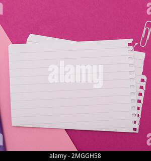 Immagine con forniture scolastiche, adesivi, notebook messaggio importante Foto Stock