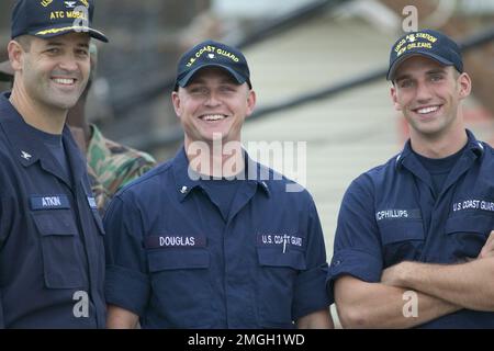 Visita del vice ammiraglio Thad Allen e del capitano Thomas Atkin - 26-HK-5-2. Uragano Katrina Foto Stock