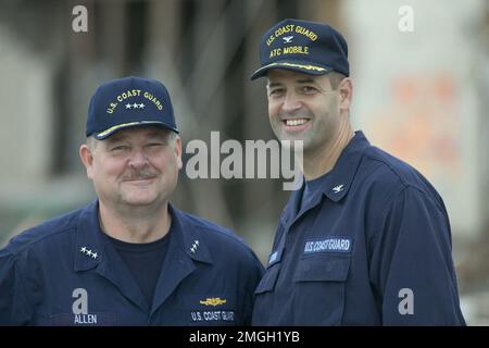 Visita del vice ammiraglio Thad Allen e del capitano Thomas Atkin - 26-HK-5-5. VADM Thad Allen e CAPT Thomas Atkin--di Andrea Booher-FEMA. Uragano Katrina Foto Stock