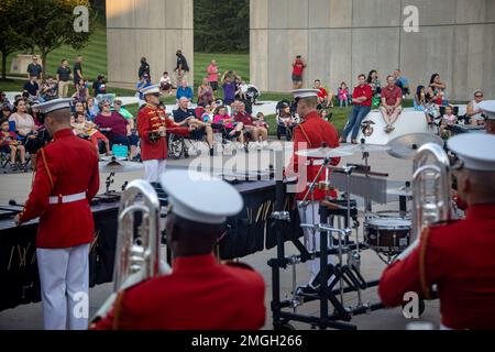 Marines con "il Comandante proprio", Stati Uniti Marine Drum and Bugle Corps, si esibiscono presso il National Museum of the Marine Corps, Quantico, Virginia, 24 agosto 2022. “The Commandant’s Own”, ha eseguito più canzoni per mostrare l’esprit de Corps e onorare le generazioni che ci hanno preceduto. Foto Stock