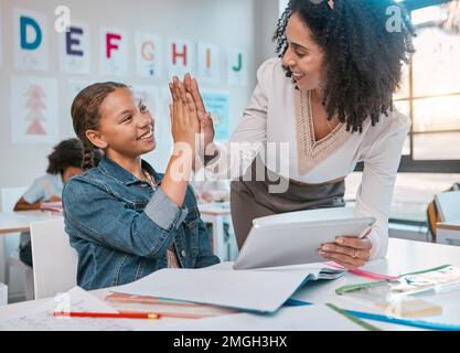 Tablet, cinque e insegnante con istruzione, apprendimento e supporto per i bambini, raggiungimento e obiettivo in classe. Mentore, donna nera o persona e ragazza dentro Foto Stock