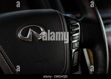 MOSCA, RUSSIA - 11 DICEMBRE 2021 Infiniti QX80 (QX56) vista ravvicinata del volante. Logo Infiniti sul volante dell'auto. Auto moderna interni Foto Stock