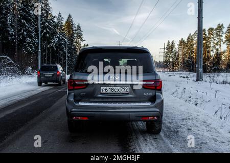 MOSCA, RUSSIA - 11 DICEMBRE 2021 Infiniti QX80 (QX56), full-size SUV car. Vista posteriore esterna. Infiniti QX80 con trazione integrale. Foto Stock