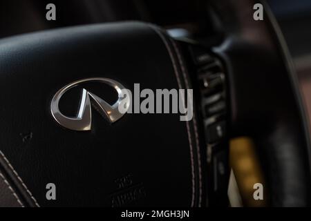 MOSCA, RUSSIA - 11 DICEMBRE 2021 Infiniti QX80 (QX56) vista ravvicinata del volante. Logo Infiniti sul volante della vettura. A dimensione intera, lussuoso crosso Foto Stock