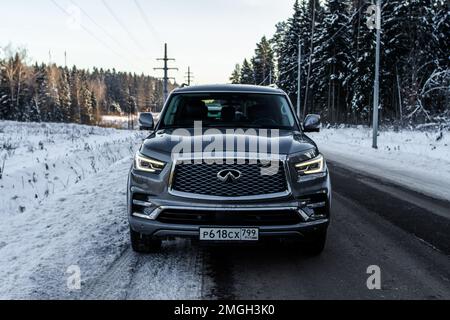 MOSCA, RUSSIA - 11 DICEMBRE 2021 Infiniti QX80 (QX56), full-size SUV car. Vista laterale anteriore esterna. Infiniti QX80 con trazione integrale. Foto Stock